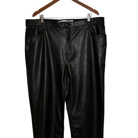 Abercrombie & Fitch Curve Love Vegan Leather Ankle Straight Pant - Picture 8 of 15